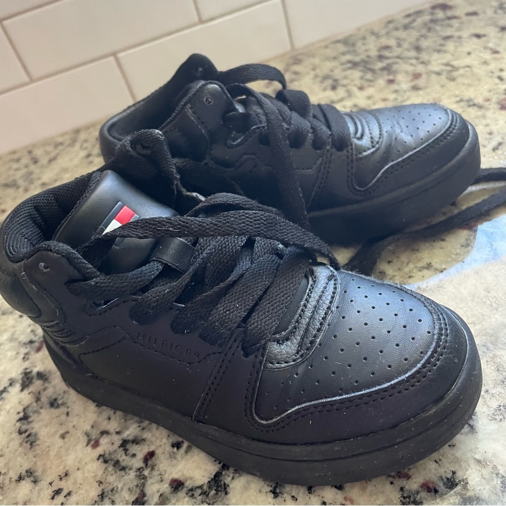 08-Tommy Hilfiger Black Toddler Shoes, excellent used condition, comfy, leather.